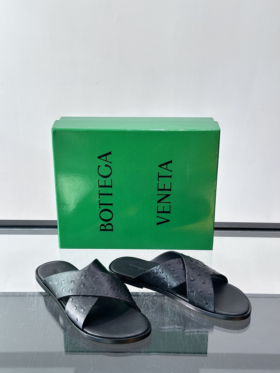 ​​Bottega Veneta（BV）鸵鸟皮交叉带拖鞋​​，蓝色鸵鸟皮鞋面，交叉带设计，鞋垫上压印着"BOTTEGA 
