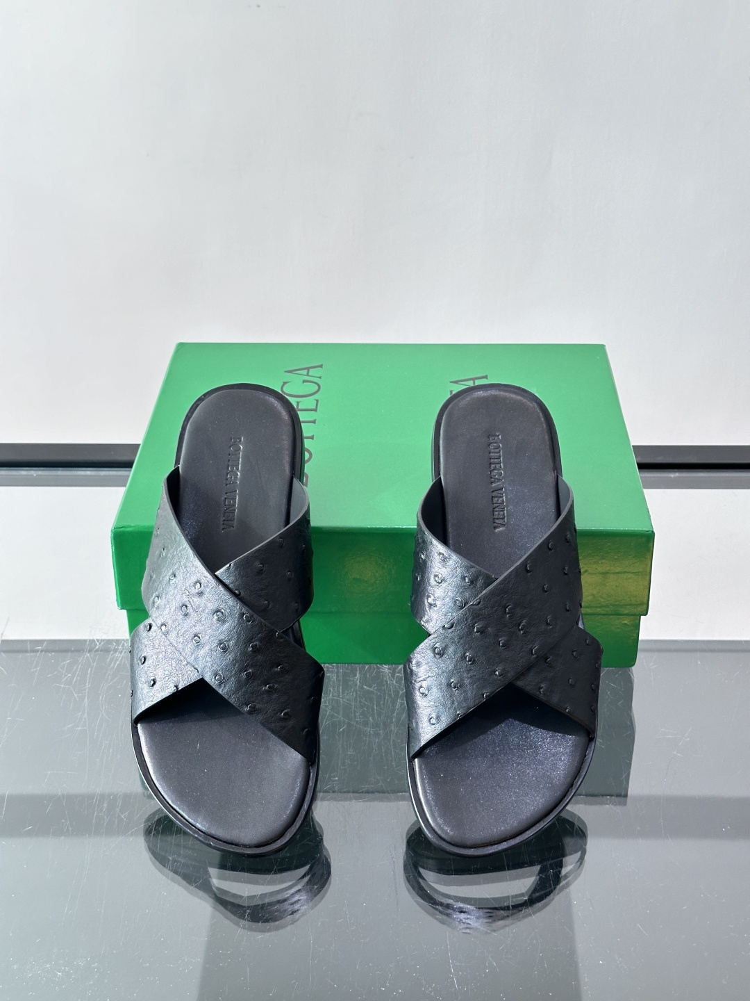 ​​Bottega Veneta（BV）鸵鸟皮交叉带拖鞋​​，蓝色鸵鸟皮鞋面，交叉带设计，鞋垫上压印着"BOTTEGA 
