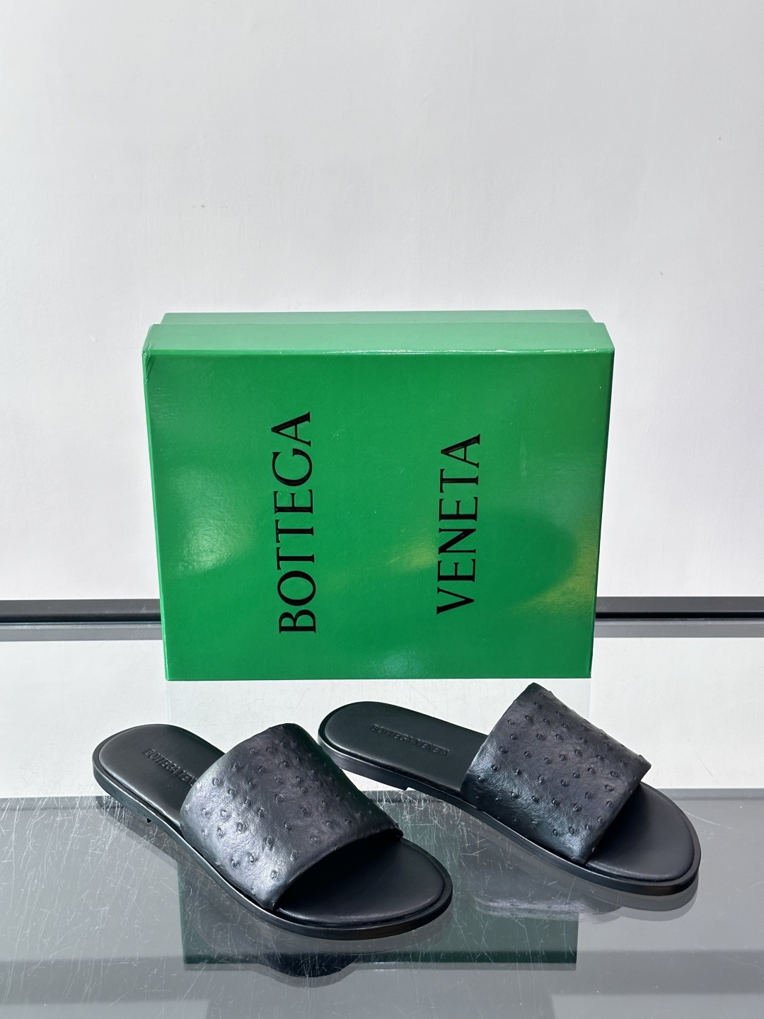 Bottega Veneta 鸵鸟皮拖鞋​​，整体低调内敛。夏天穿搭配深色裤子或短裤都很搭，这款走的是"高奢度假风"路线