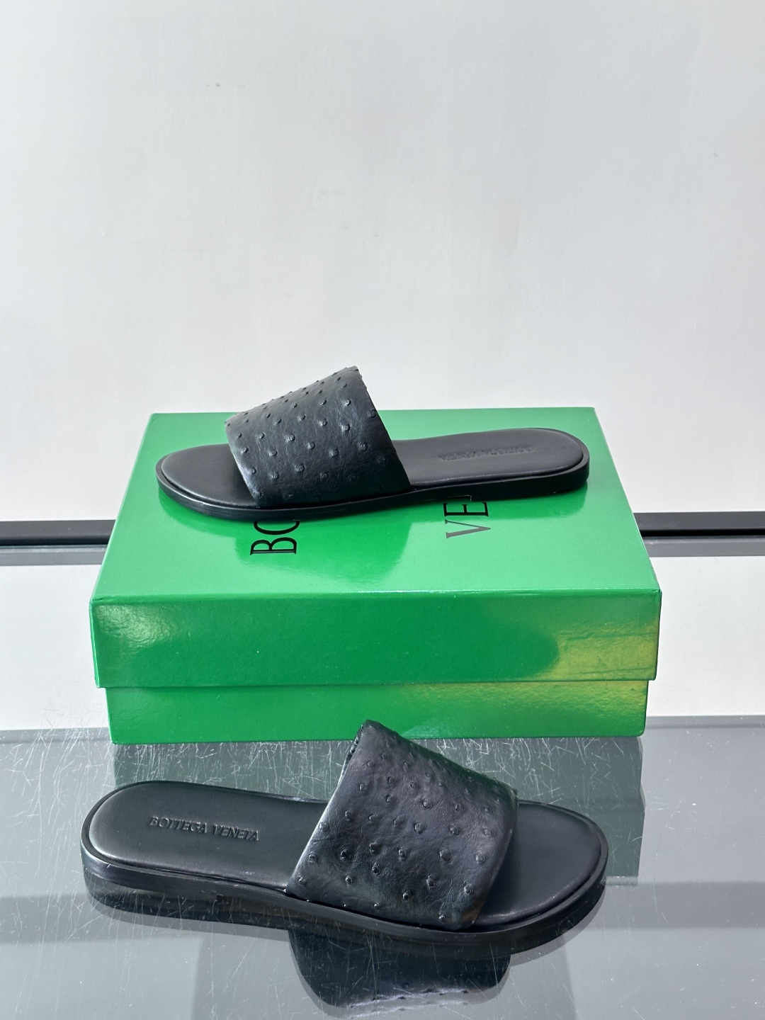Bottega Veneta 鸵鸟皮拖鞋​​，整体低调内敛。夏天穿搭配深色裤子或短裤都很搭，这款走的是"高奢度假风"路线