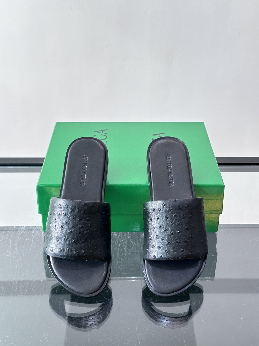 Bottega Veneta 鸵鸟皮拖鞋​​，整体低调内敛。夏天穿搭配深色裤子或短裤都很搭，这款走的是"高奢度假风"路线