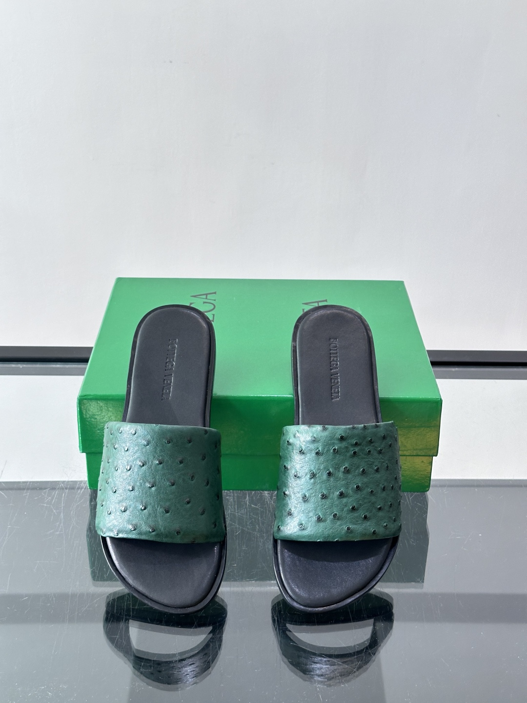 Bottega Veneta 鸵鸟皮拖鞋​​，整体低调内敛。夏天穿搭配深色裤子或短裤都很搭，这款走的是"高奢度假风"路线