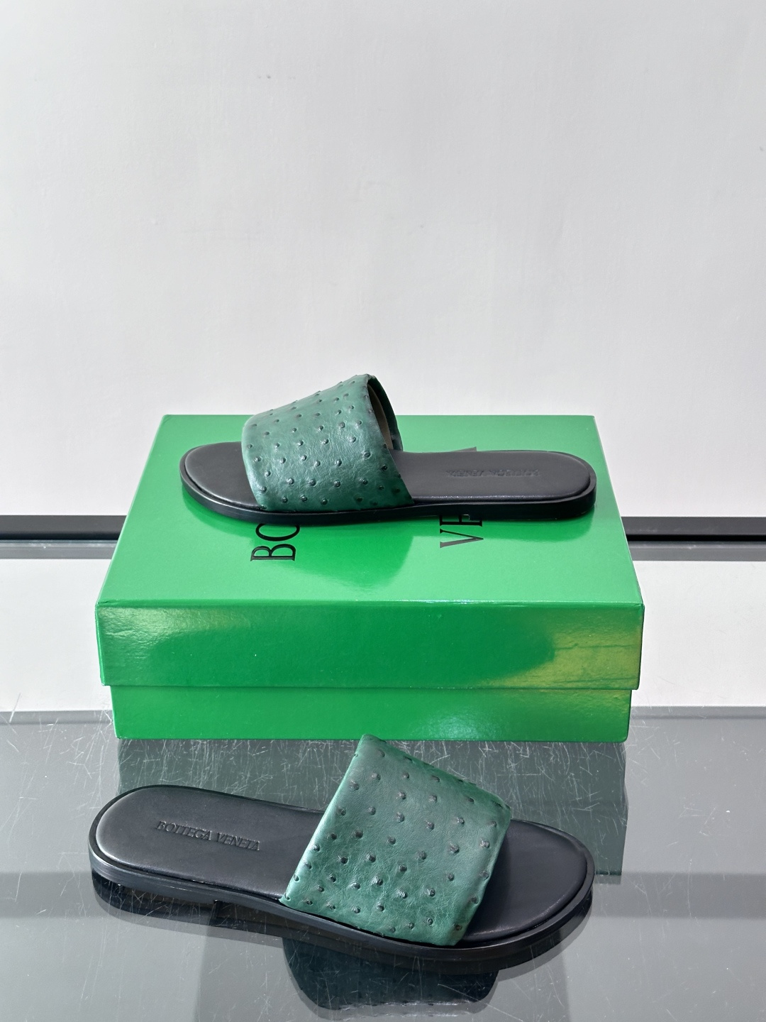 Bottega Veneta 鸵鸟皮拖鞋​​，整体低调内敛。夏天穿搭配深色裤子或短裤都很搭，这款走的是"高奢度假风"路线