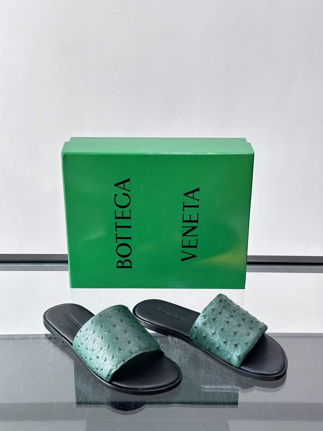 Bottega Veneta 鸵鸟皮拖鞋​​，整体低调内敛。夏天穿搭配深色裤子或短裤都很搭，这款走的是"高奢度假风"路线