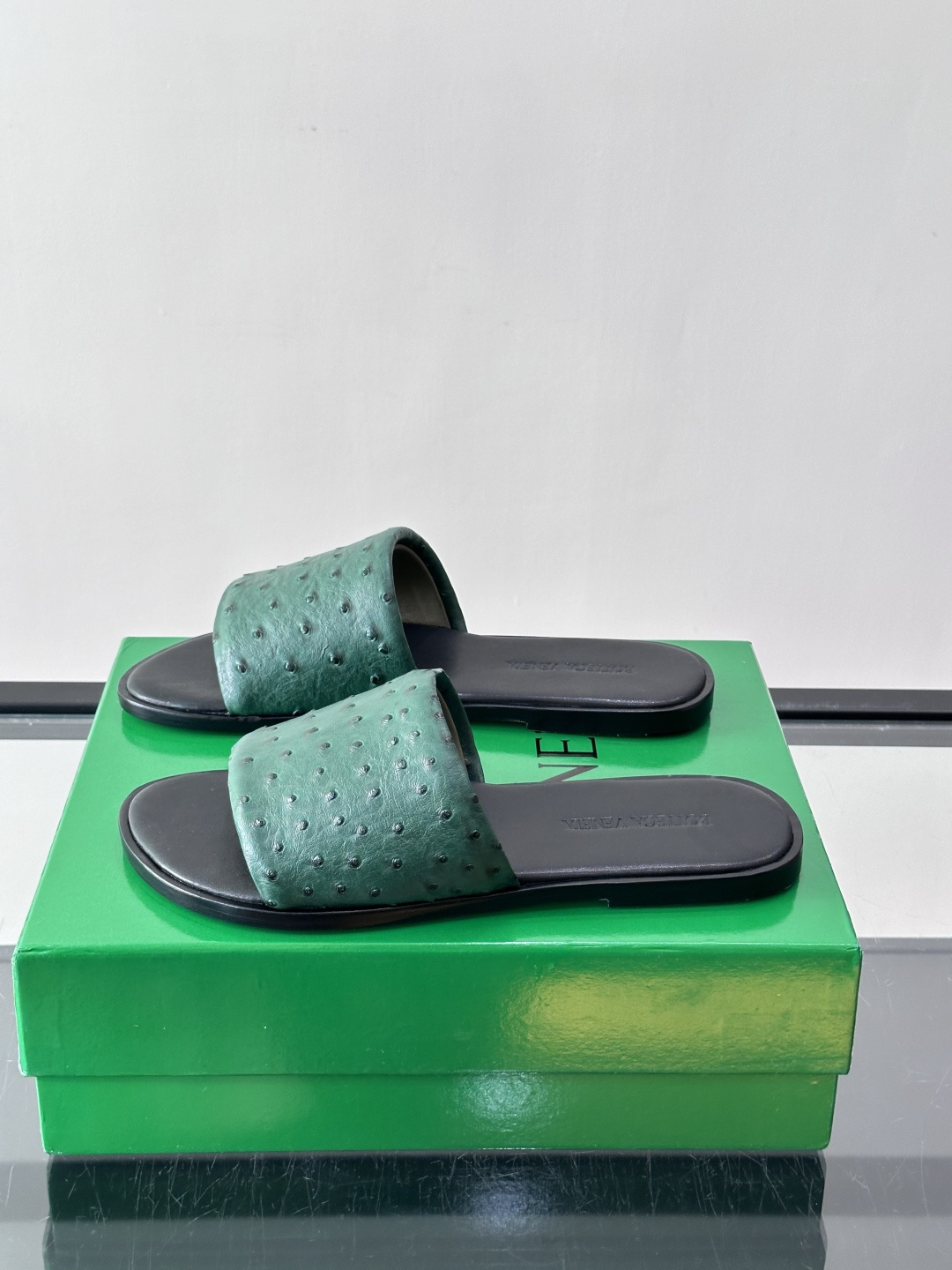 Bottega Veneta 鸵鸟皮拖鞋​​，整体低调内敛。夏天穿搭配深色裤子或短裤都很搭，这款走的是"高奢度假风"路线