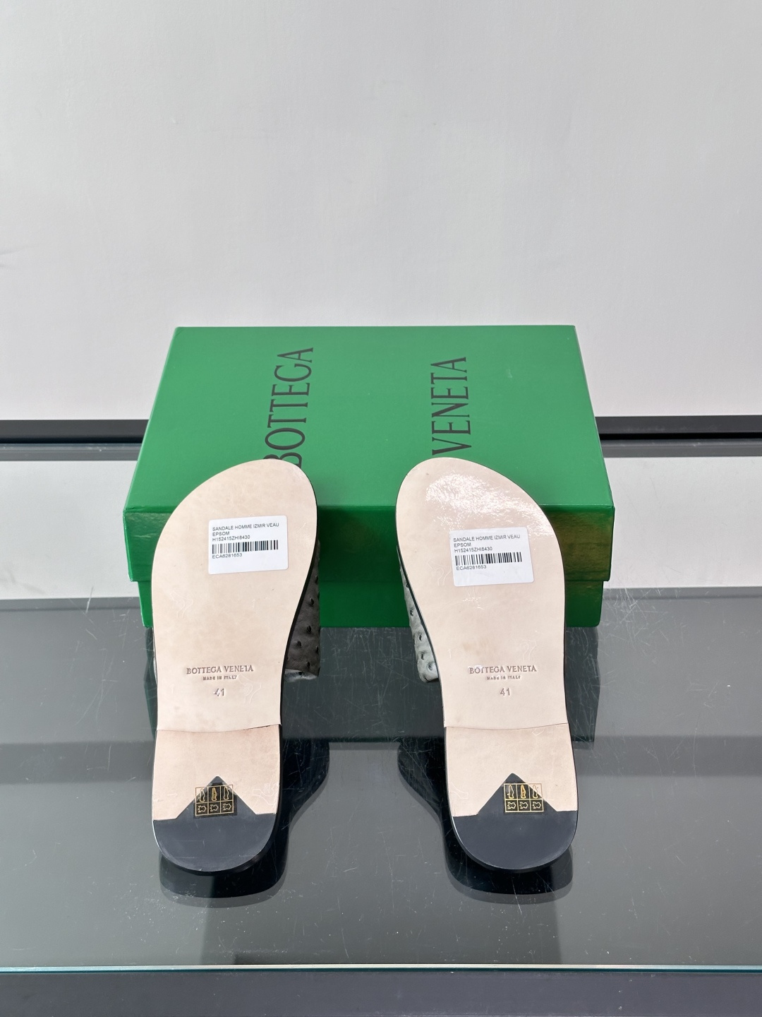 Bottega Veneta 鸵鸟皮拖鞋​​，整体低调内敛。夏天穿搭配深色裤子或短裤都很搭，这款走的是"高奢度假风"路线