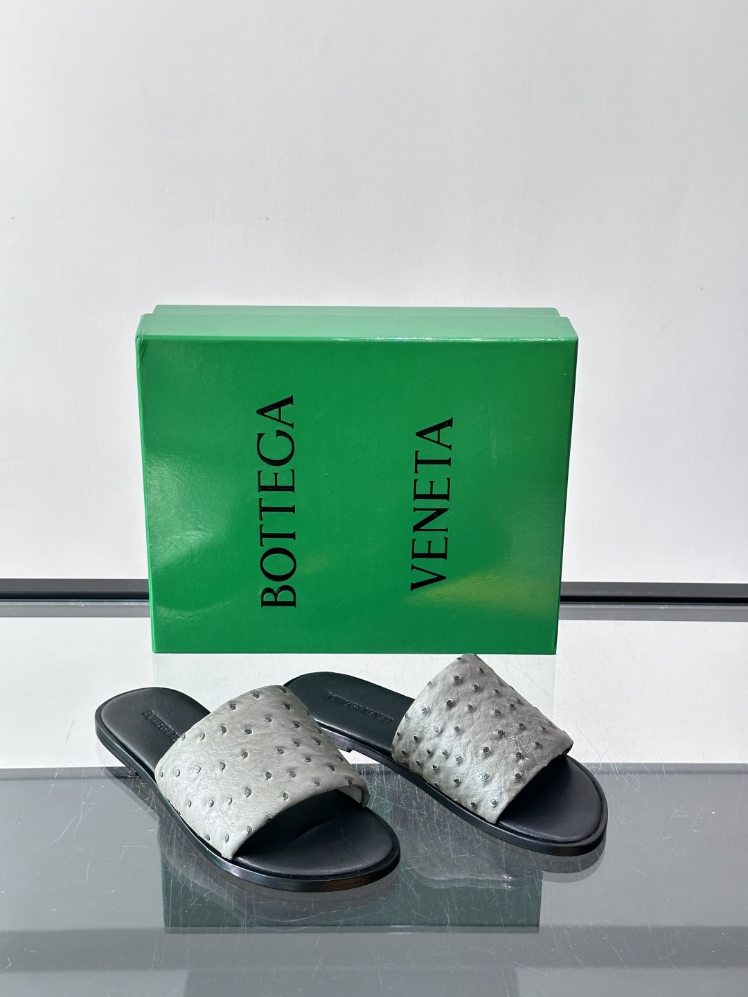 Bottega Veneta 鸵鸟皮拖鞋​​，整体低调内敛。夏天穿搭配深色裤子或短裤都很搭，这款走的是"高奢度假风"路线