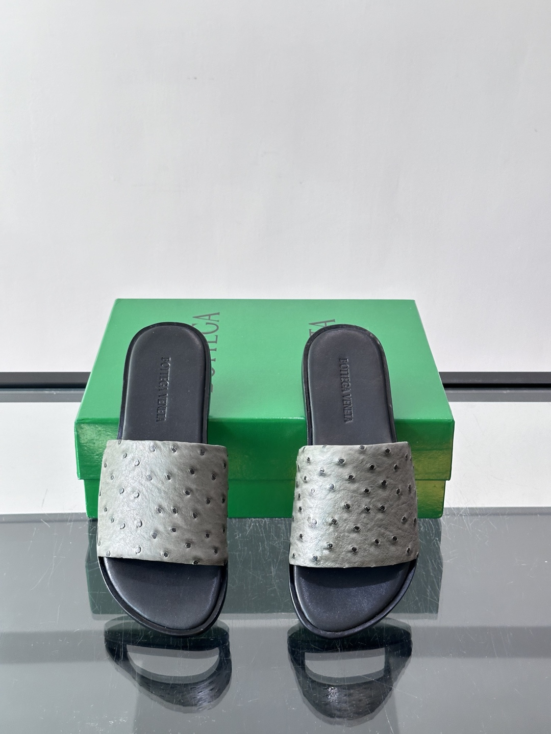 Bottega Veneta 鸵鸟皮拖鞋​​，整体低调内敛。夏天穿搭配深色裤子或短裤都很搭，这款走的是"高奢度假风"路线