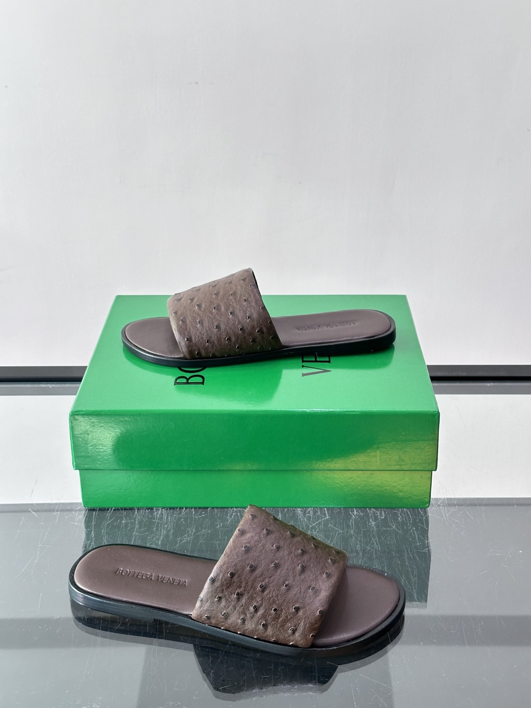 Bottega Veneta 鸵鸟皮拖鞋​​，整体低调内敛。夏天穿搭配深色裤子或短裤都很搭，这款走的是"高奢度假风"路线