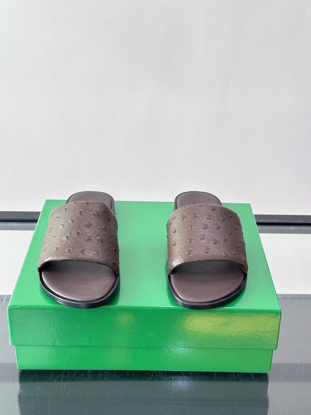 Bottega Veneta 鸵鸟皮拖鞋​​，整体低调内敛。夏天穿搭配深色裤子或短裤都很搭，这款走的是"高奢度假风"路线