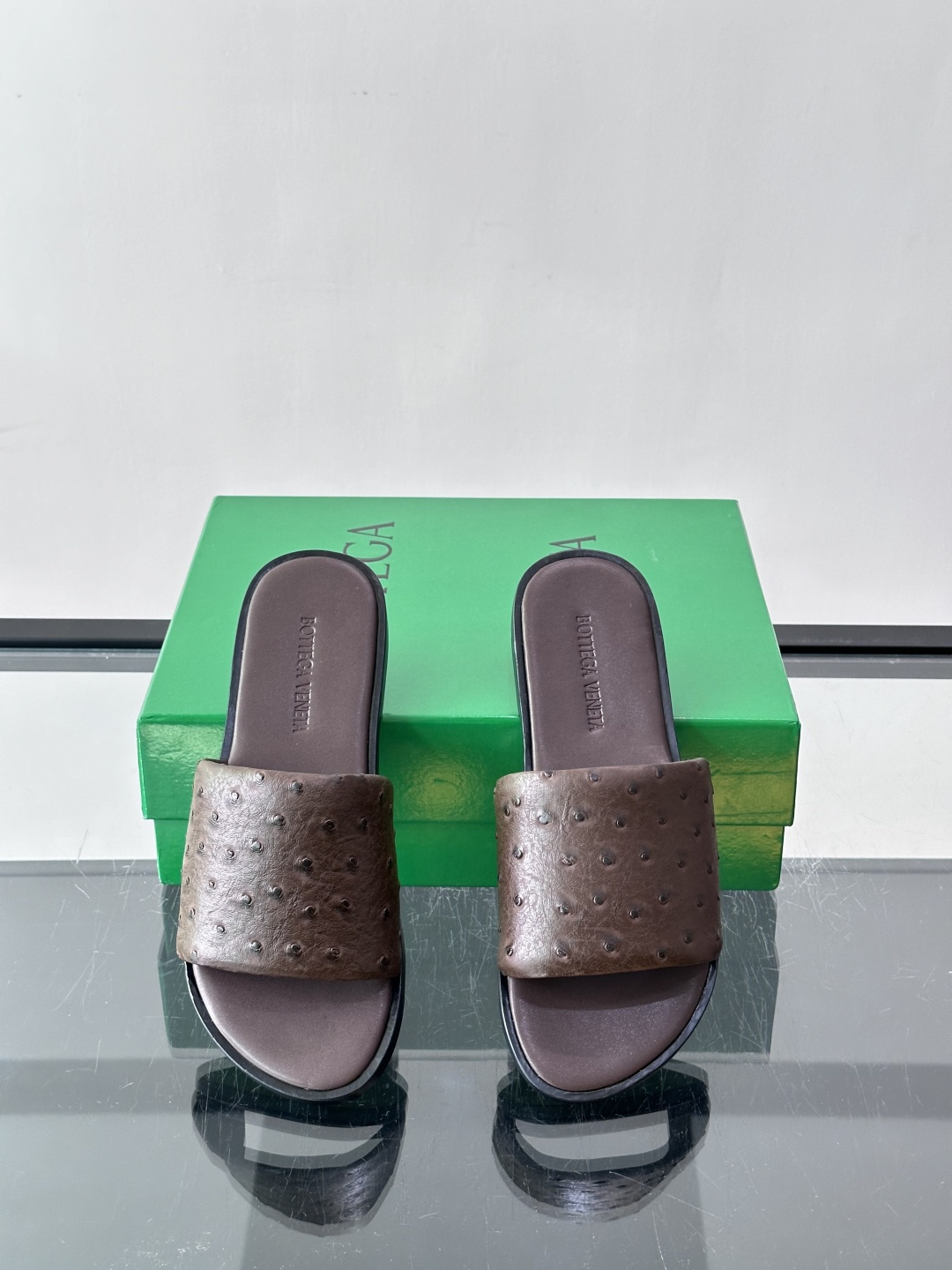 Bottega Veneta 鸵鸟皮拖鞋​​，整体低调内敛。夏天穿搭配深色裤子或短裤都很搭，这款走的是"高奢度假风"路线