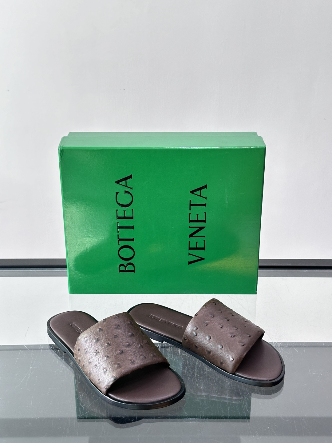 Bottega Veneta 鸵鸟皮拖鞋​​，整体低调内敛。夏天穿搭配深色裤子或短裤都很搭，这款走的是"高奢度假风"路线
