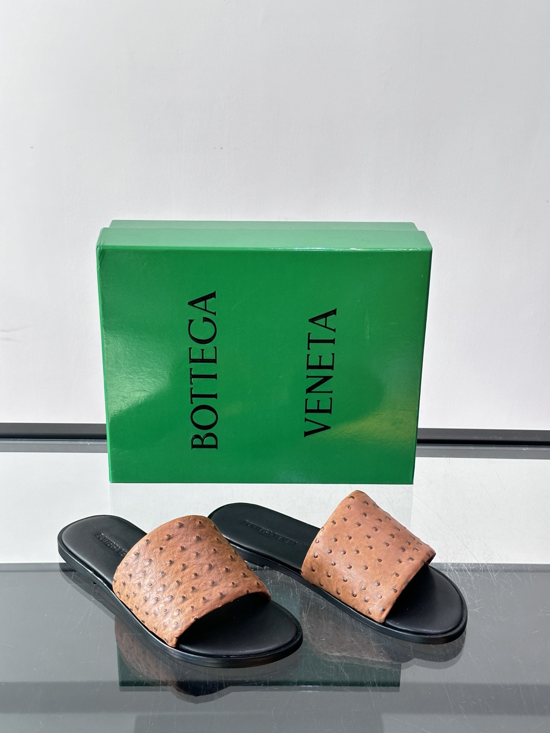 Bottega Veneta 鸵鸟皮拖鞋​​，整体低调内敛。夏天穿搭配深色裤子或短裤都很搭，这款走的是"高奢度假风"路线