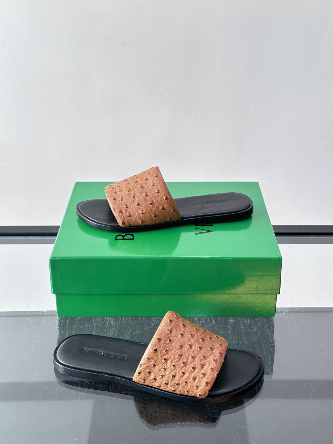 Bottega Veneta 鸵鸟皮拖鞋​​，整体低调内敛。夏天穿搭配深色裤子或短裤都很搭，这款走的是"高奢度假风"路线