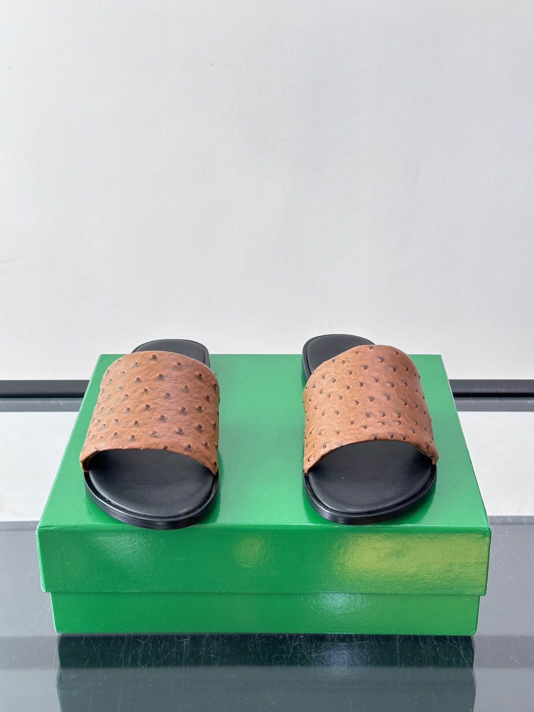 Bottega Veneta 鸵鸟皮拖鞋,整体低调内敛。夏天穿搭配深色裤子或短裤都很搭,这款走的是"高奢度假风"路线 Bottega Veneta 鸵鸟皮拖鞋,整体低调内敛。夏天穿搭配深色裤子或短裤都很搭,这款走的是"高奢度假风"路线