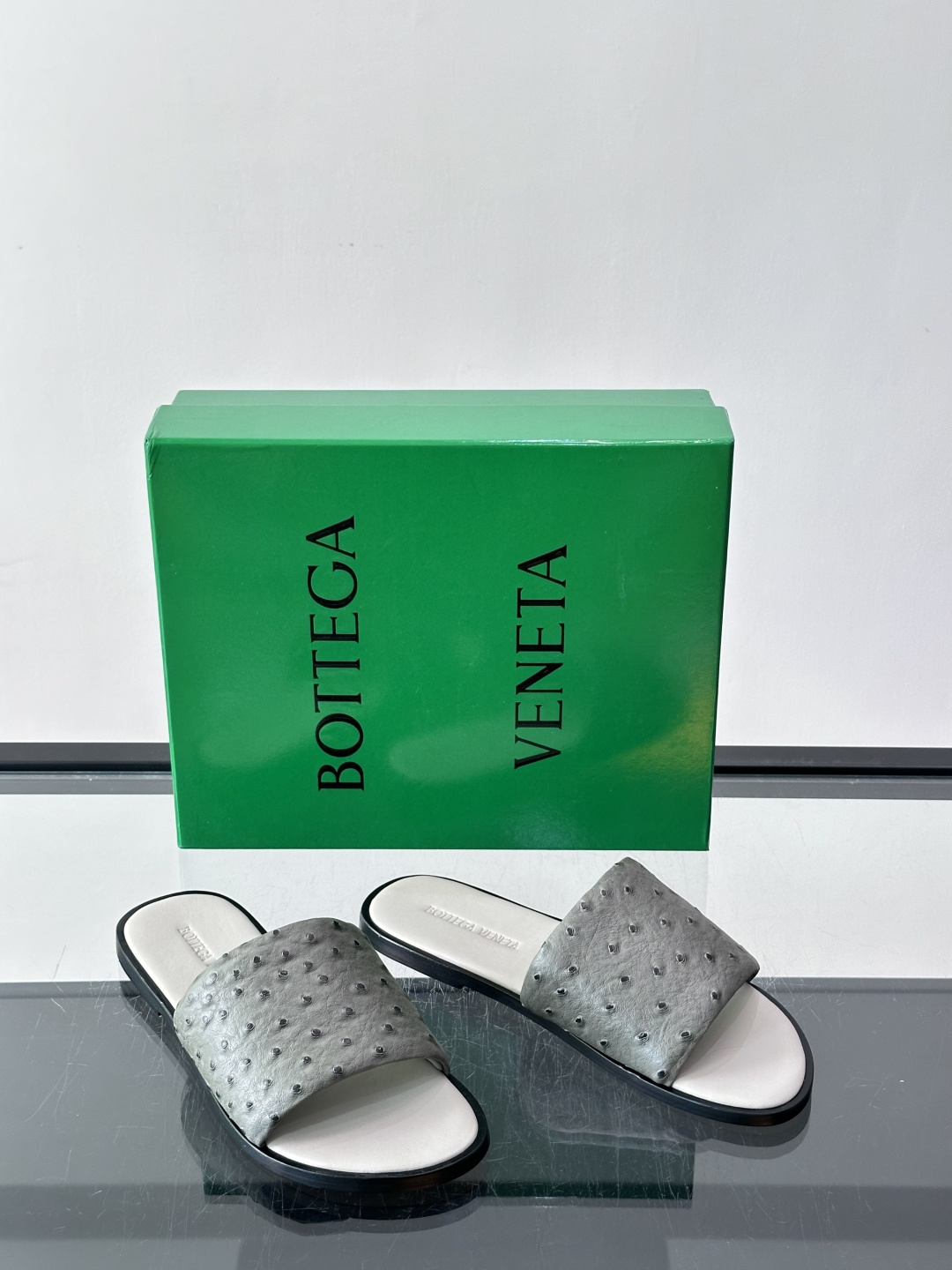 Bottega Veneta 鸵鸟皮拖鞋​​，整体低调内敛。夏天穿搭配深色裤子或短裤都很搭，这款走的是"高奢度假风"路线