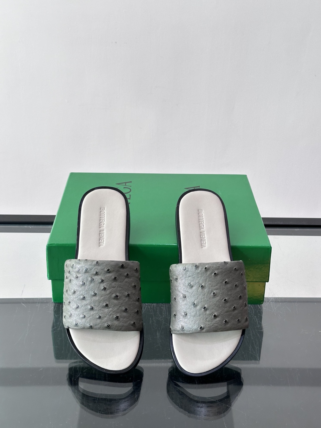 Bottega Veneta 鸵鸟皮拖鞋​​，整体低调内敛。夏天穿搭配深色裤子或短裤都很搭，这款走的是"高奢度假风"路线