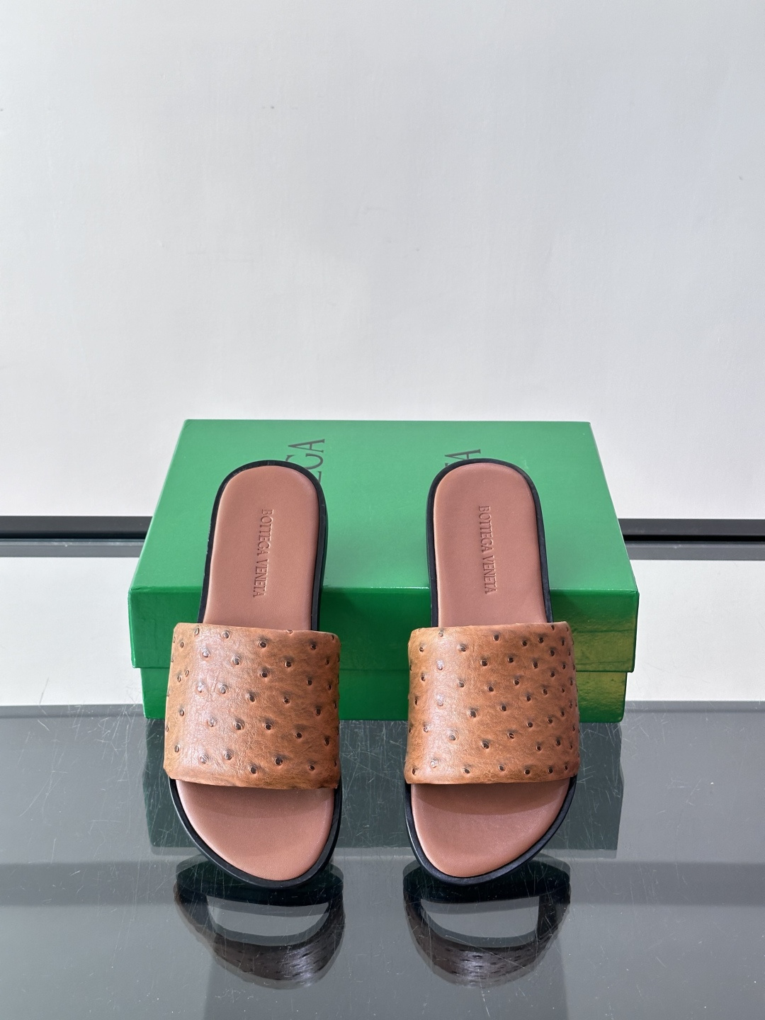 Bottega Veneta 鸵鸟皮拖鞋,整体低调内敛。夏天穿搭配深色裤子或短裤都很搭,这款走的是"高奢度假风"路线 Bottega Veneta 鸵鸟皮拖鞋,整体低调内敛。夏天穿搭配深色裤子或短裤都很搭,这款走的是"高奢度假风"路线