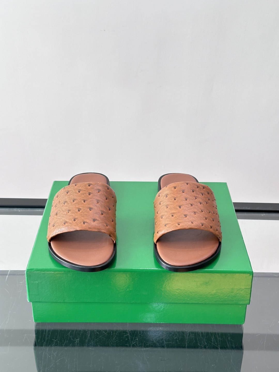 Bottega Veneta 鸵鸟皮拖鞋,整体低调内敛。夏天穿搭配深色裤子或短裤都很搭,这款走的是"高奢度假风"路线 Bottega Veneta 鸵鸟皮拖鞋,整体低调内敛。夏天穿搭配深色裤子或短裤都很搭,这款走的是"高奢度假风"路线