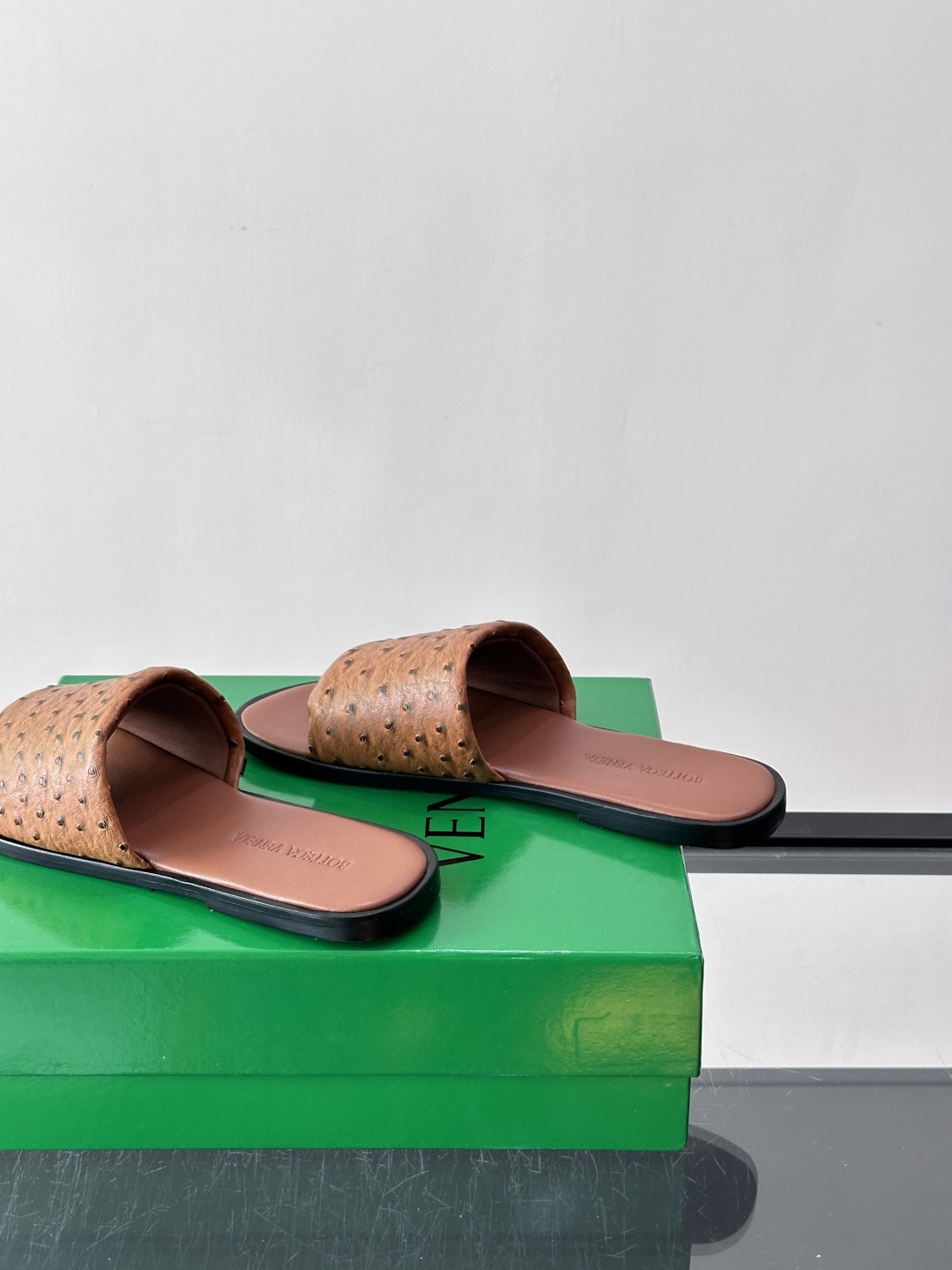 Bottega Veneta 鸵鸟皮拖鞋,整体低调内敛。夏天穿搭配深色裤子或短裤都很搭,这款走的是"高奢度假风"路线 Bottega Veneta 鸵鸟皮拖鞋,整体低调内敛。夏天穿搭配深色裤子或短裤都很搭,这款走的是"高奢度假风"路线