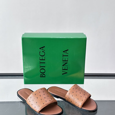 Bottega Veneta 鸵鸟皮拖鞋,整体低调内敛。夏天穿搭配深色裤子或短裤都很搭,这款走的是"高奢度假风"路线 Bottega Veneta 鸵鸟皮拖鞋,整体低调内敛。夏天穿搭配深色裤子或短裤都很搭,这款走的是"高奢度假风"路线