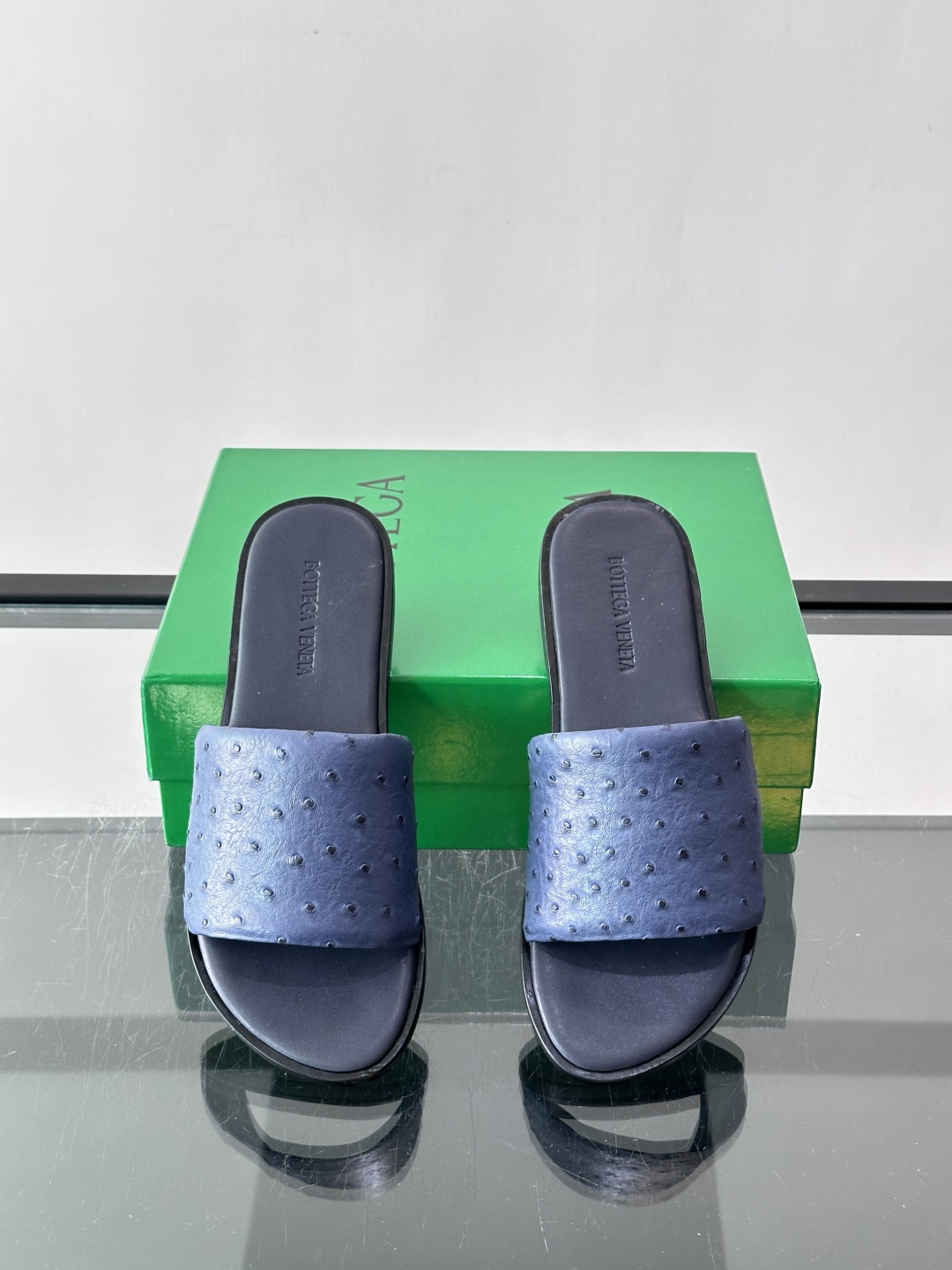 Bottega Veneta 鸵鸟皮拖鞋​​，整体低调内敛。夏天穿搭配深色裤子或短裤都很搭，这款走的是"高奢度假风"路线