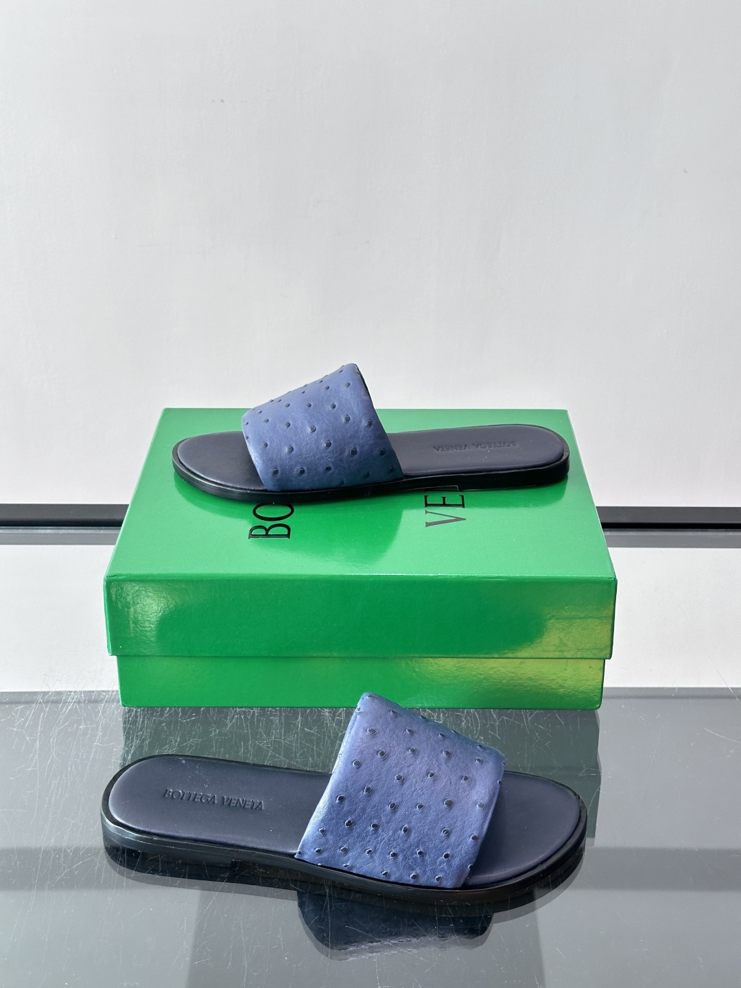 Bottega Veneta 鸵鸟皮拖鞋​​，整体低调内敛。夏天穿搭配深色裤子或短裤都很搭，这款走的是"高奢度假风"路线