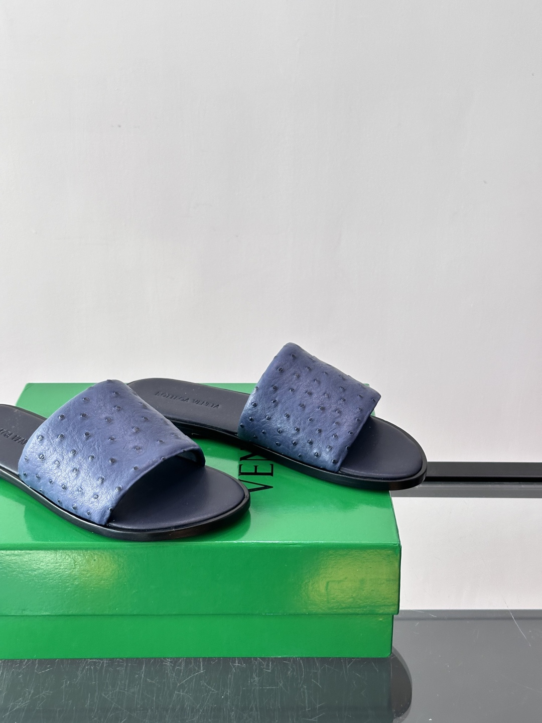 Bottega Veneta 鸵鸟皮拖鞋​​，整体低调内敛。夏天穿搭配深色裤子或短裤都很搭，这款走的是"高奢度假风"路线