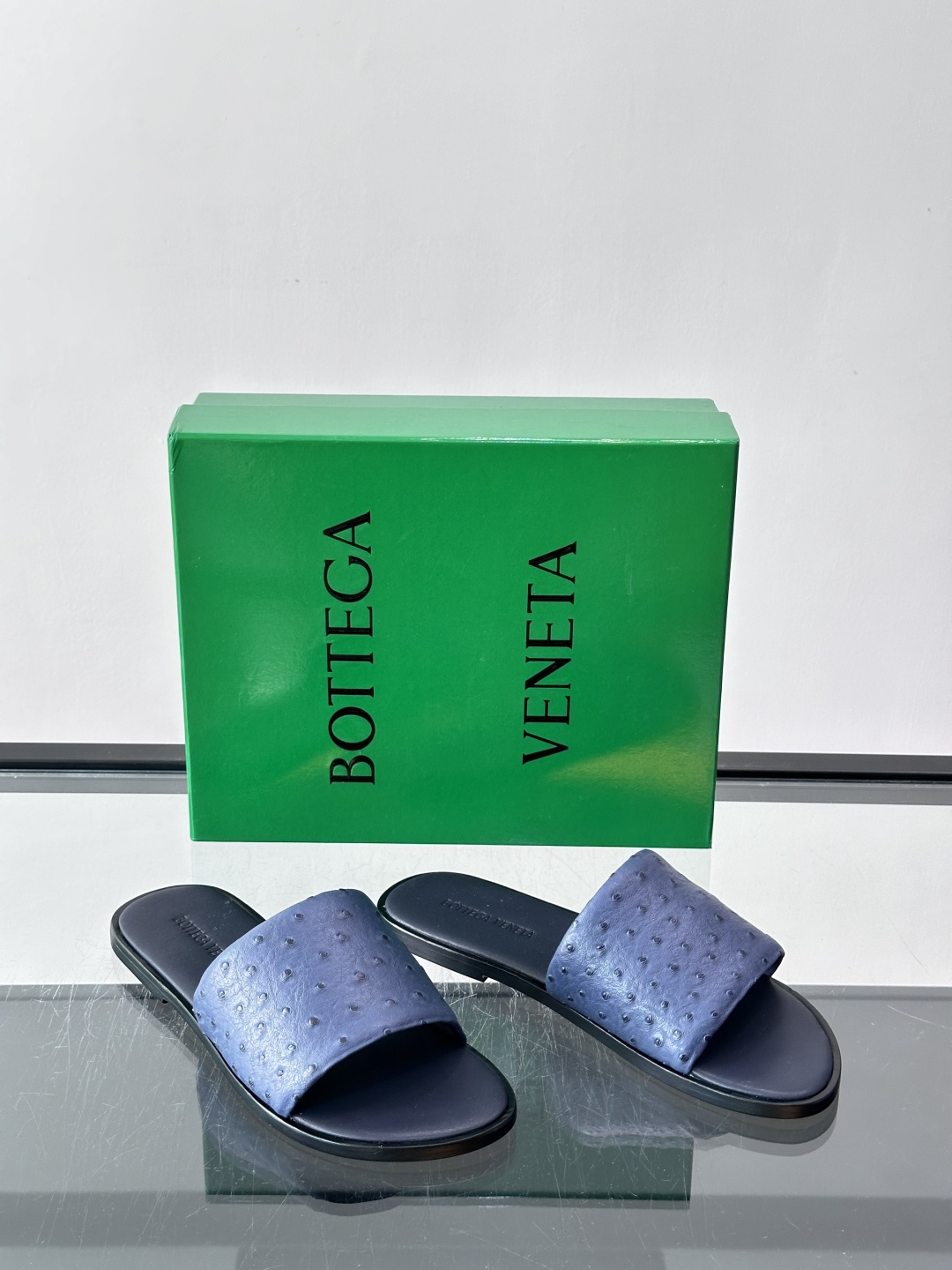 Bottega Veneta 鸵鸟皮拖鞋​​，整体低调内敛。夏天穿搭配深色裤子或短裤都很搭，这款走的是"高奢度假风"路线