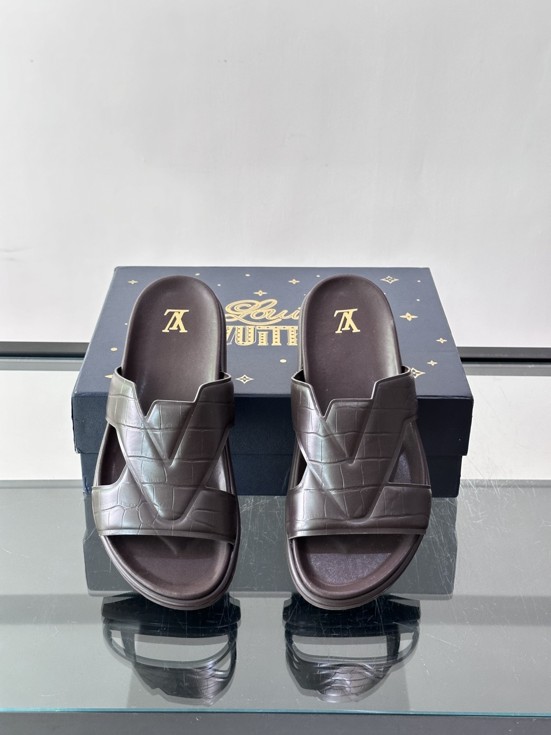Louis Vuitton 男士皮革拖鞋​​，牛皮交叉带搭配防滑橡胶厚底，鞋垫上有 LV 暗纹 logo。 这款走的是"