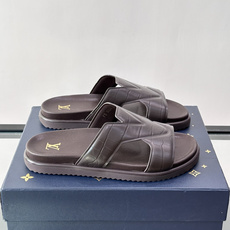 Louis Vuitton 男士皮革拖鞋,牛皮交叉带搭配防滑橡胶厚底,鞋垫上有 LV 暗纹 logo。 这款走的是" Louis Vuitton 男士皮革拖鞋,牛皮交叉带搭配防滑橡胶厚底,鞋垫上有 LV 暗纹 logo。 这款走的是"