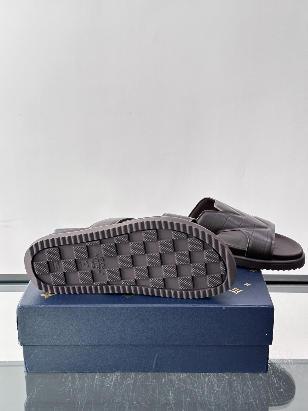 Louis Vuitton 男士皮革拖鞋​​，牛皮交叉带搭配防滑橡胶厚底，鞋垫上有 LV 暗纹 logo。 这款走的是"