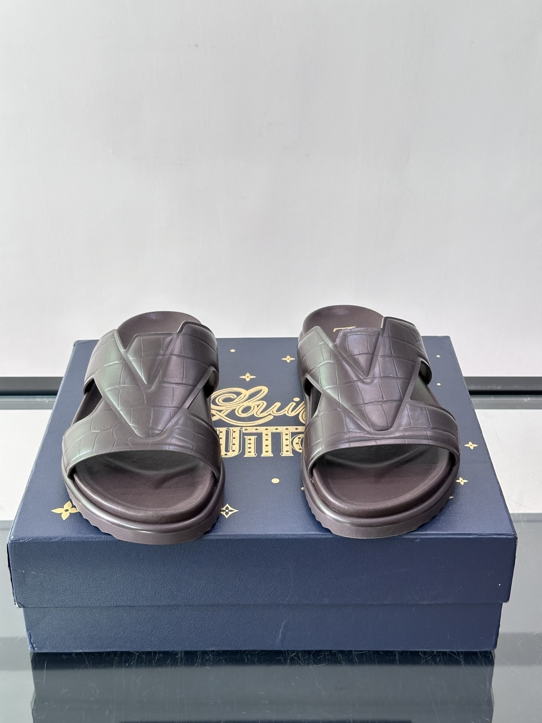Louis Vuitton 男士皮革拖鞋​​，牛皮交叉带搭配防滑橡胶厚底，鞋垫上有 LV 暗纹 logo。 这款走的是"