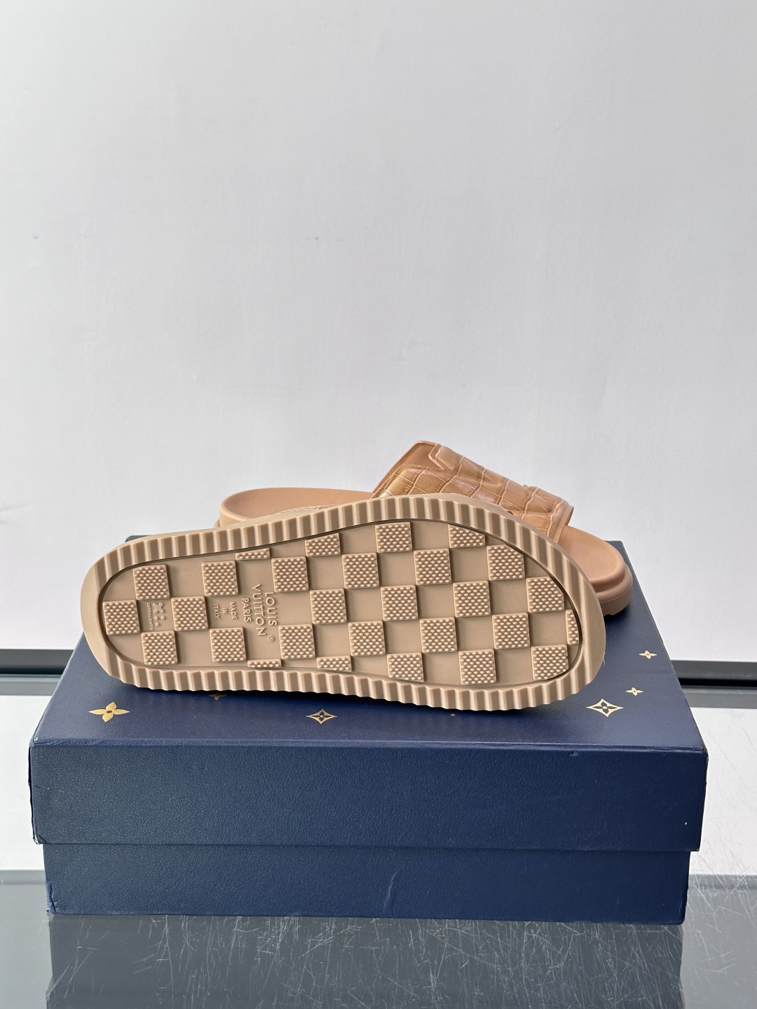 Louis Vuitton 男士皮革拖鞋​​，牛皮交叉带搭配防滑橡胶厚底，鞋垫上有 LV 暗纹 logo。 这款走的是"