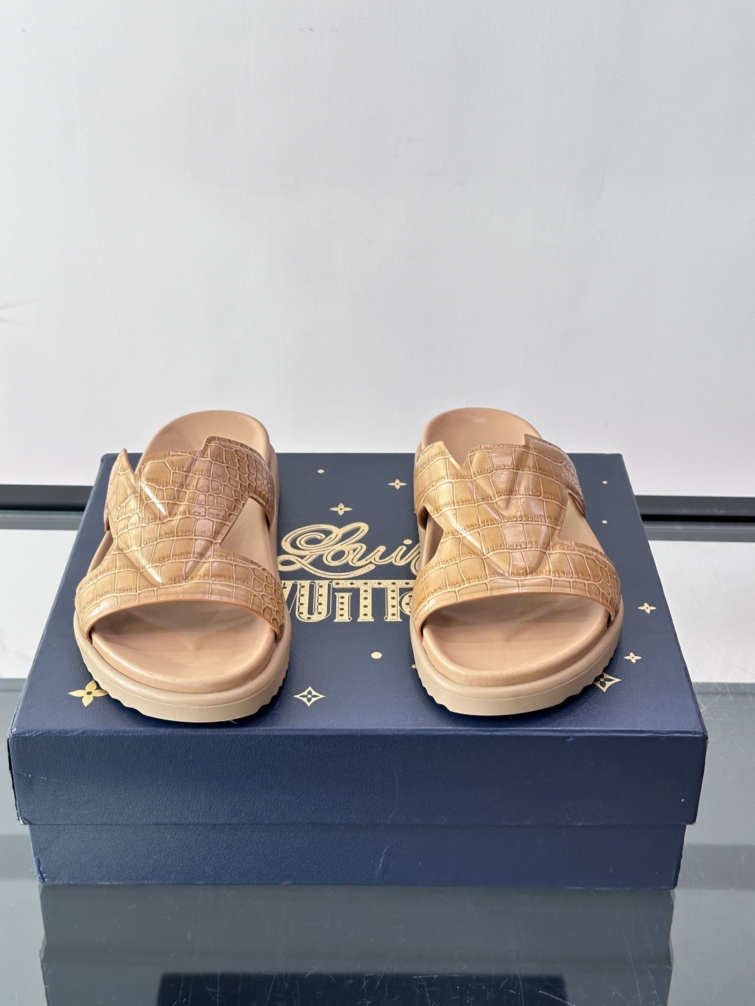 Louis Vuitton 男士皮革拖鞋​​，牛皮交叉带搭配防滑橡胶厚底，鞋垫上有 LV 暗纹 logo。 这款走的是"