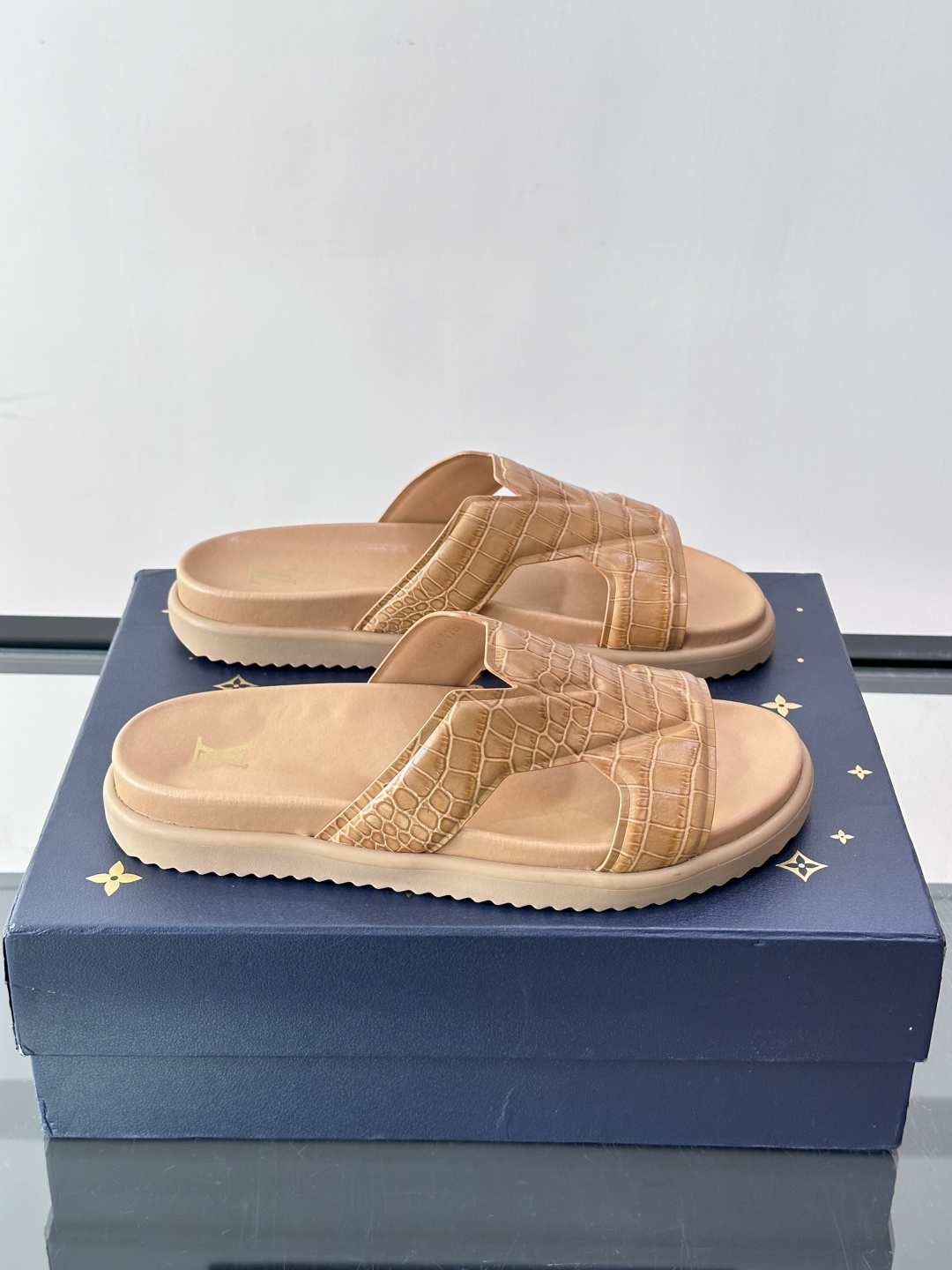 Louis Vuitton 男士皮革拖鞋,牛皮交叉带搭配防滑橡胶厚底,鞋垫上有 LV 暗纹 logo。 这款走的是" Louis Vuitton 男士皮革拖鞋,牛皮交叉带搭配防滑橡胶厚底,鞋垫上有 LV 暗纹 logo。 这款走的是"