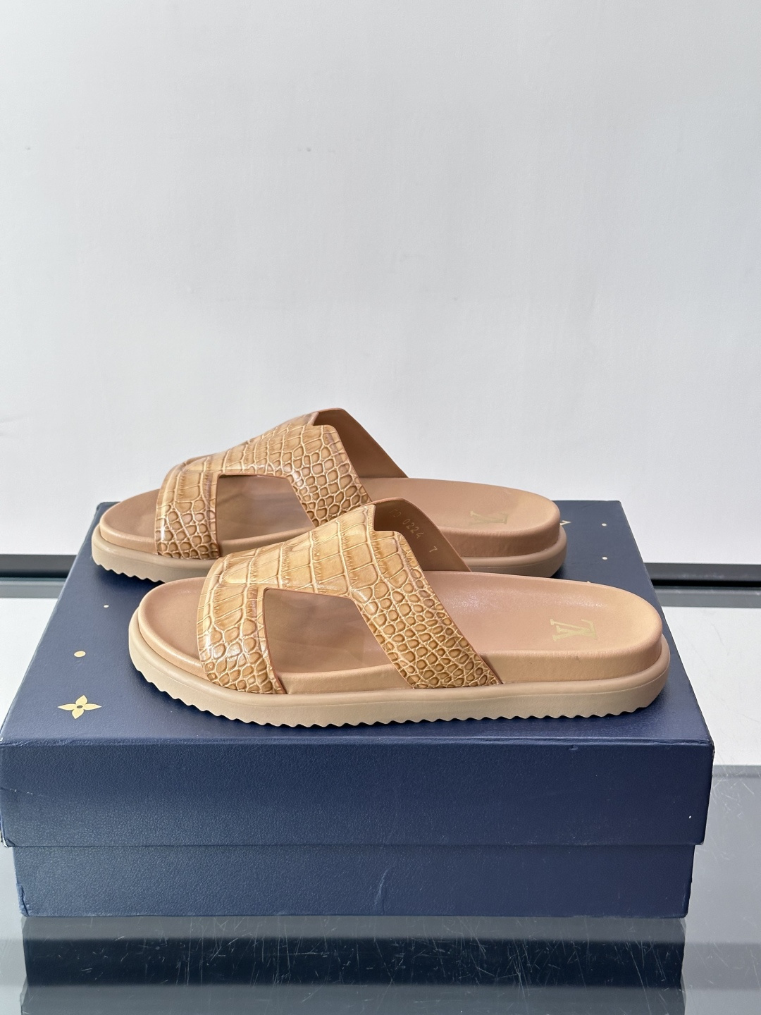 Louis Vuitton 男士皮革拖鞋​​，牛皮交叉带搭配防滑橡胶厚底，鞋垫上有 LV 暗纹 logo。 这款走的是"