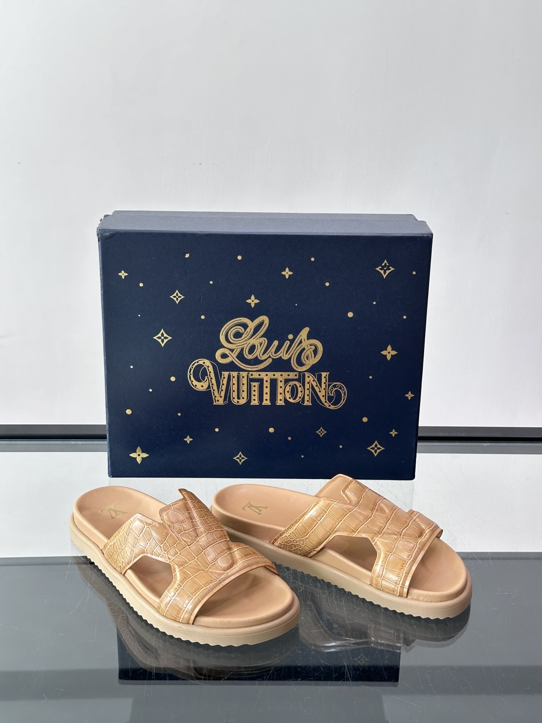 Louis Vuitton 男士皮革拖鞋​​，牛皮交叉带搭配防滑橡胶厚底，鞋垫上有 LV 暗纹 logo。 这款走的是"