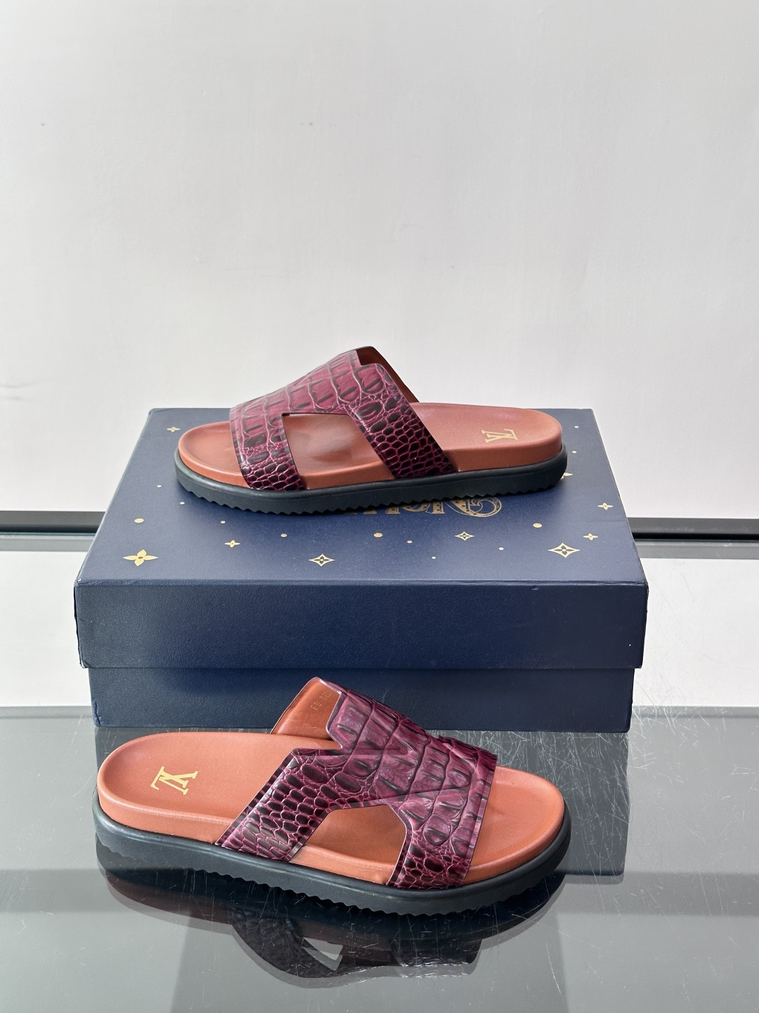Louis Vuitton 男士皮革拖鞋​​，牛皮交叉带搭配防滑橡胶厚底，鞋垫上有 LV 暗纹 logo。 这款走的是"