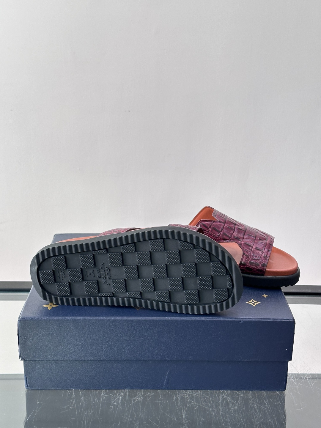 Louis Vuitton 男士皮革拖鞋​​，牛皮交叉带搭配防滑橡胶厚底，鞋垫上有 LV 暗纹 logo。 这款走的是"