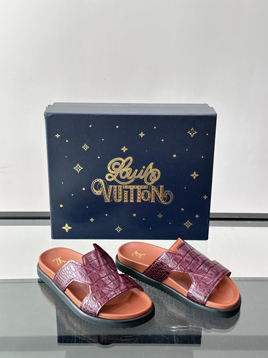 Louis Vuitton 男士皮革拖鞋​​，牛皮交叉带搭配防滑橡胶厚底，鞋垫上有 LV 暗纹 logo。 这款走的是"
