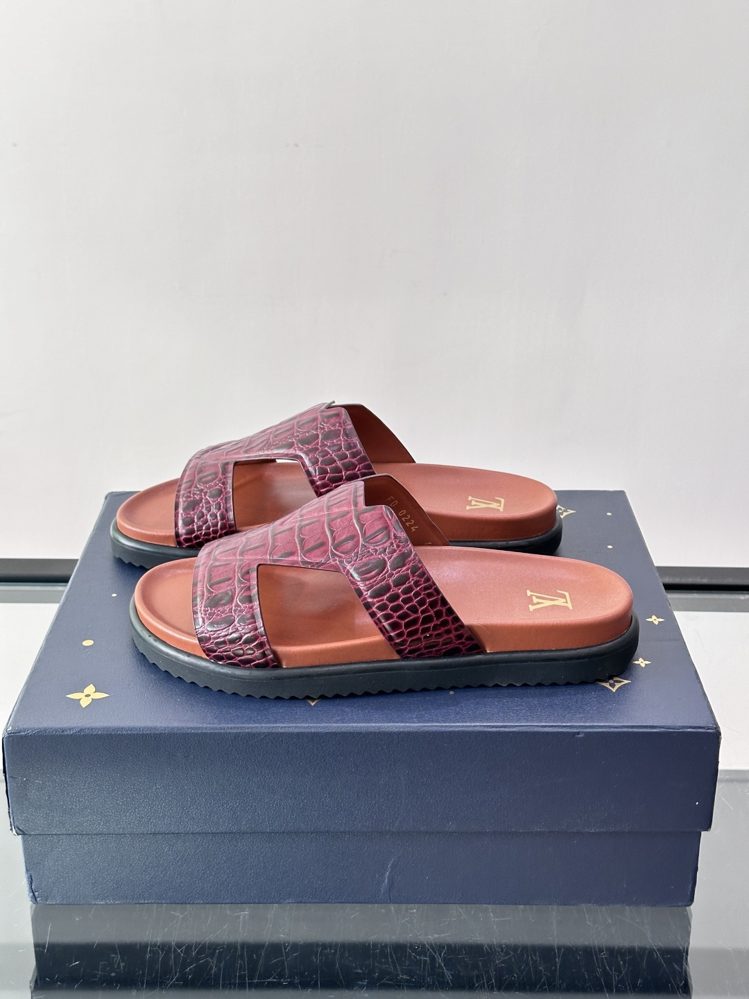Louis Vuitton 男士皮革拖鞋​​，牛皮交叉带搭配防滑橡胶厚底，鞋垫上有 LV 暗纹 logo。 这款走的是"
