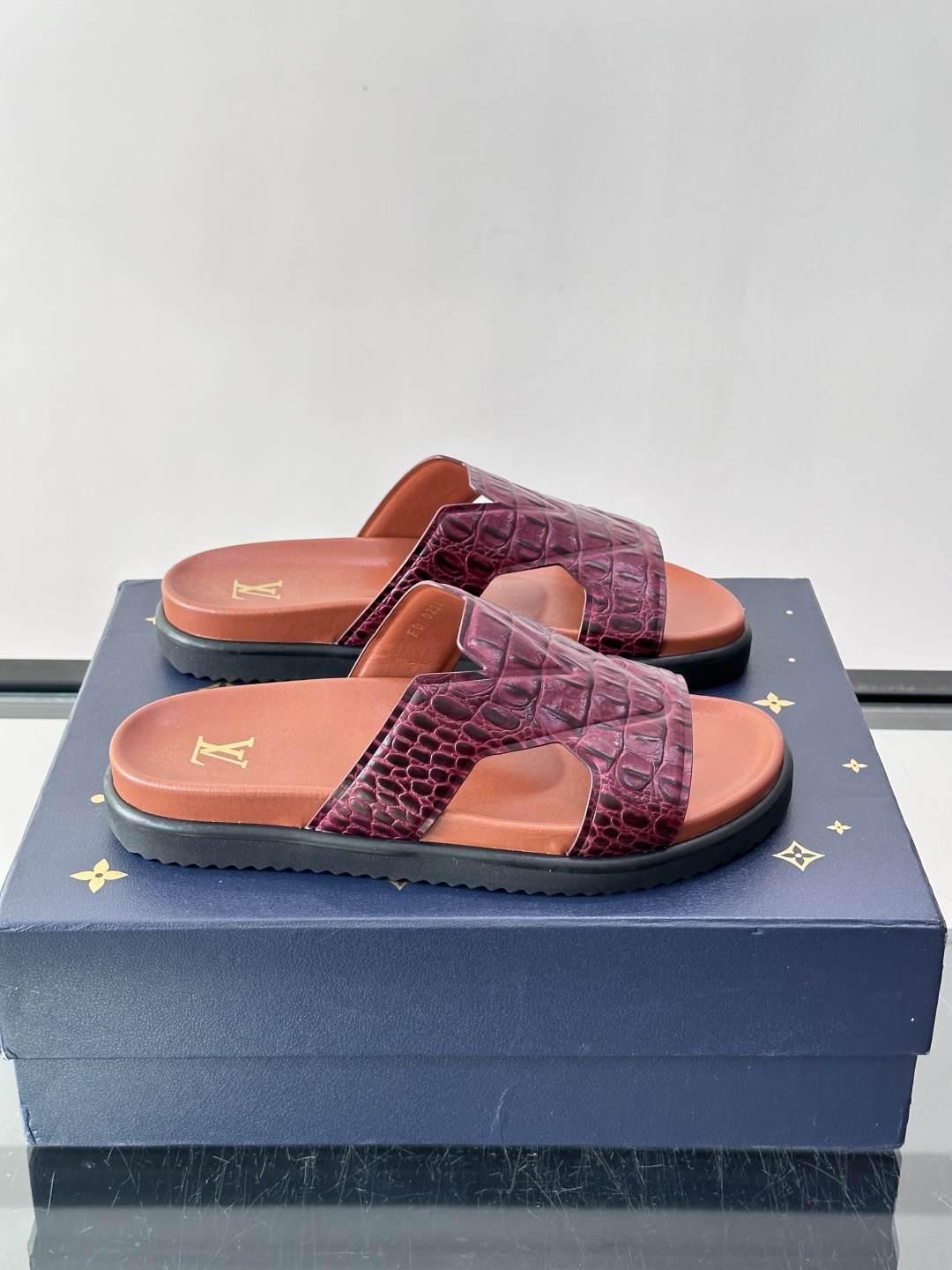 Louis Vuitton 男士皮革拖鞋,牛皮交叉带搭配防滑橡胶厚底,鞋垫上有 LV 暗纹 logo。 这款走的是" Louis Vuitton 男士皮革拖鞋,牛皮交叉带搭配防滑橡胶厚底,鞋垫上有 LV 暗纹 logo。 这款走的是"