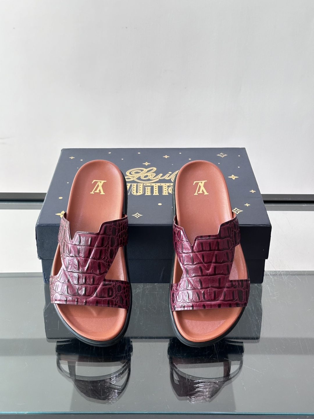 Louis Vuitton 男士皮革拖鞋​​，牛皮交叉带搭配防滑橡胶厚底，鞋垫上有 LV 暗纹 logo。 这款走的是"