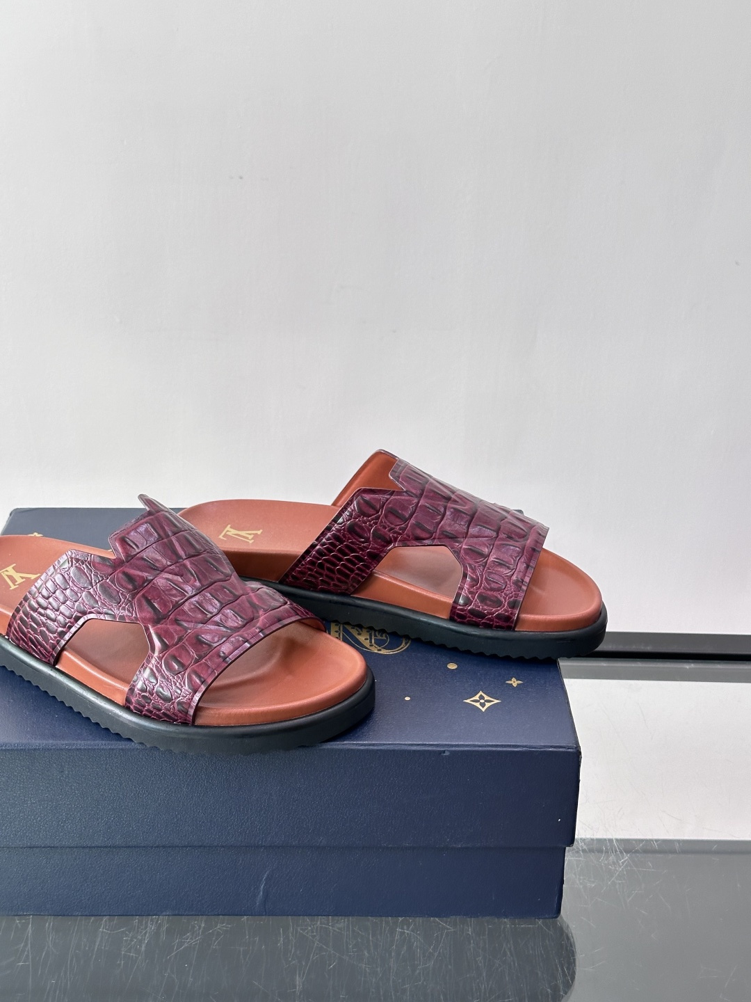 Louis Vuitton 男士皮革拖鞋​​，牛皮交叉带搭配防滑橡胶厚底，鞋垫上有 LV 暗纹 logo。 这款走的是"