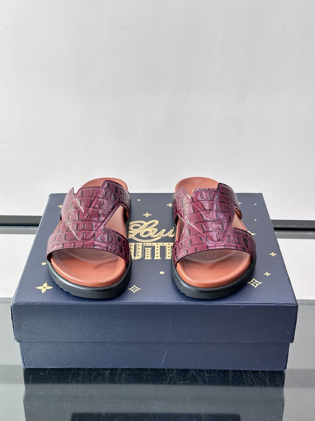 Louis Vuitton 男士皮革拖鞋​​，牛皮交叉带搭配防滑橡胶厚底，鞋垫上有 LV 暗纹 logo。 这款走的是"