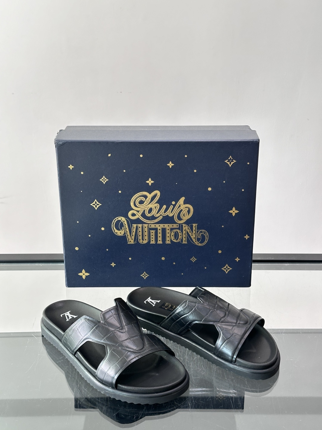 Louis Vuitton 男士皮革拖鞋,牛皮交叉带搭配防滑橡胶厚底,鞋垫上有 LV 暗纹 logo。 这款走的是" Louis Vuitton 男士皮革拖鞋,牛皮交叉带搭配防滑橡胶厚底,鞋垫上有 LV 暗纹 logo。 这款走的是"