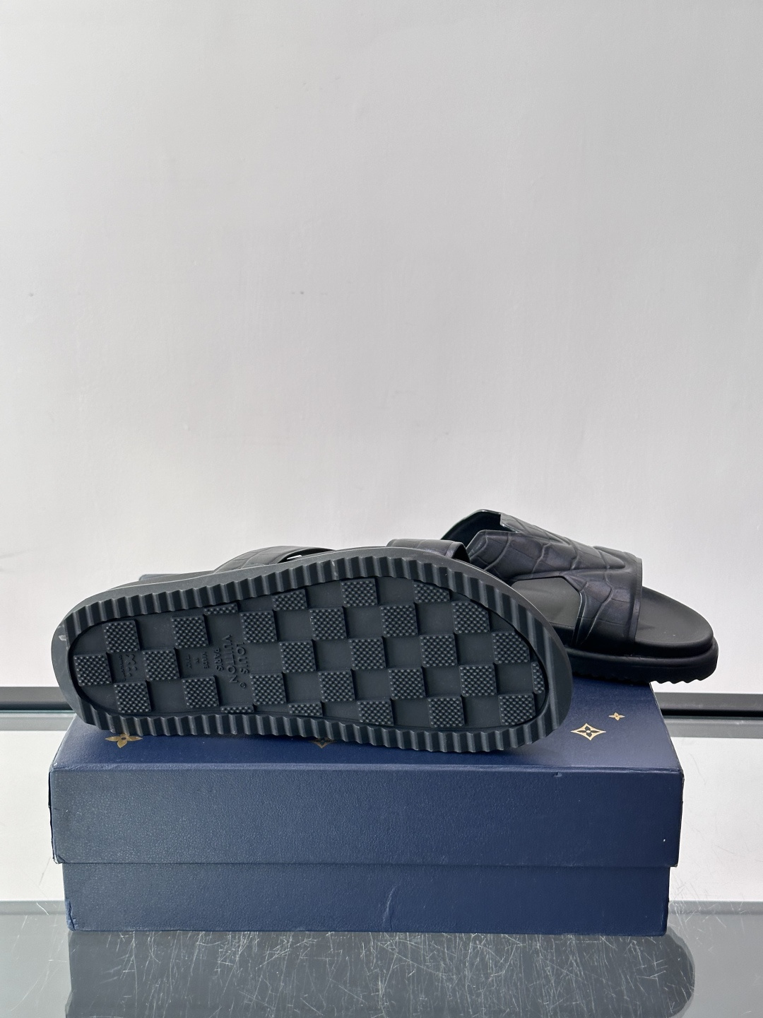 Louis Vuitton 男士皮革拖鞋,牛皮交叉带搭配防滑橡胶厚底,鞋垫上有 LV 暗纹 logo。 这款走的是" Louis Vuitton 男士皮革拖鞋,牛皮交叉带搭配防滑橡胶厚底,鞋垫上有 LV 暗纹 logo。 这款走的是"