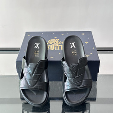 Louis Vuitton 男士皮革拖鞋,牛皮交叉带搭配防滑橡胶厚底,鞋垫上有 LV 暗纹 logo。 这款走的是" Louis Vuitton 男士皮革拖鞋,牛皮交叉带搭配防滑橡胶厚底,鞋垫上有 LV 暗纹 logo。 这款走的是"