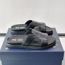 Louis Vuitton 男士皮革拖鞋,牛皮交叉带搭配防滑橡胶厚底,鞋垫上有 LV 暗纹 logo。 这款走的是" Louis Vuitton 男士皮革拖鞋,牛皮交叉带搭配防滑橡胶厚底,鞋垫上有 LV 暗纹 logo。 这款走的是"
